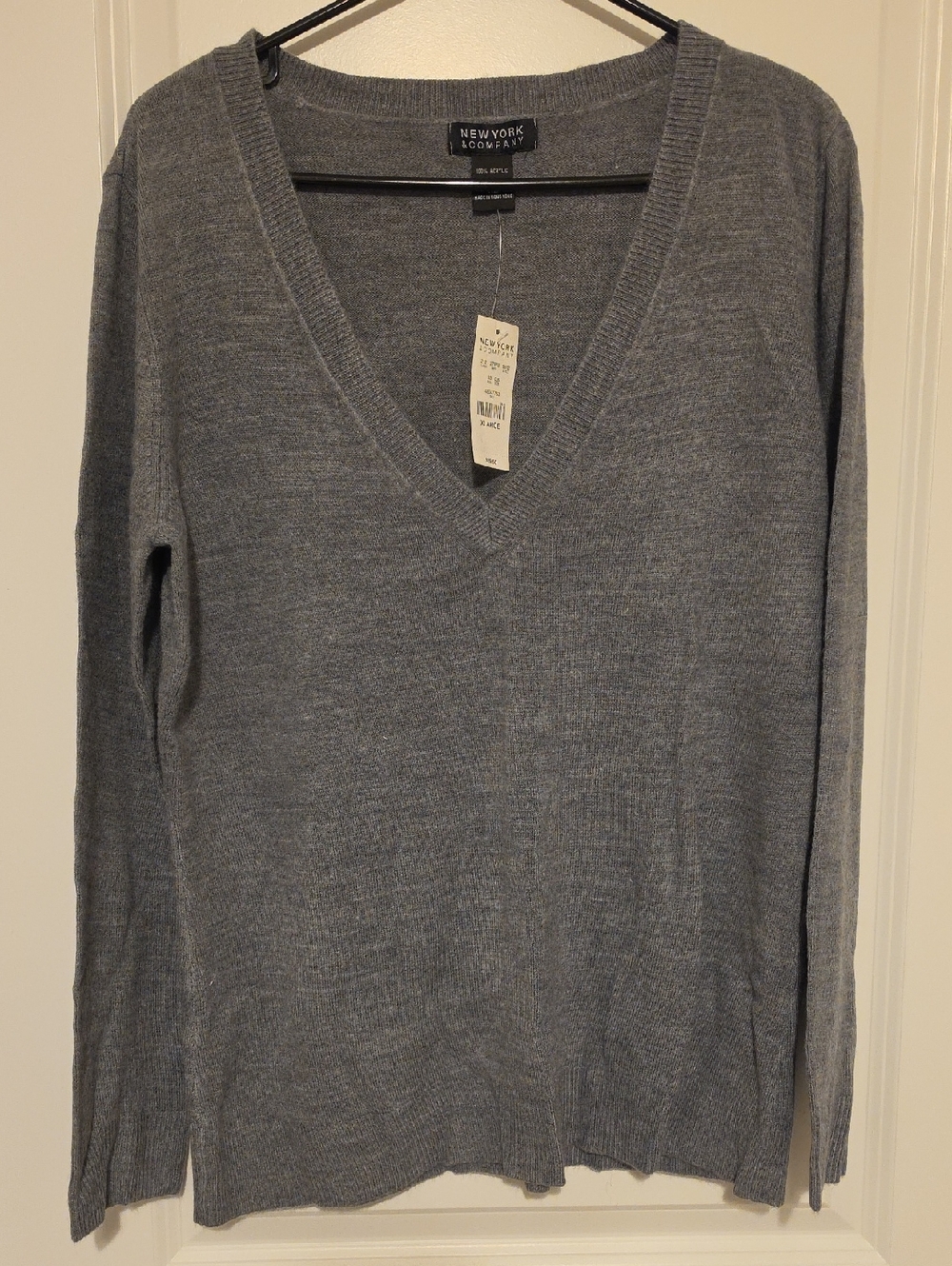 New York & Company Gray V-Neck Lightweight Sweater